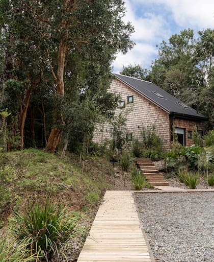 Dispersas en el terreno de dos hectáreas, se construyeron cuatro cabañas independientes entre sí: tres para cuatro personas y, una, de mayor tamaño, para siete.