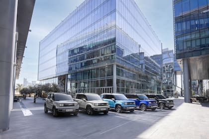 Disponible en cinco tonos vibrantes —Azul Aqua, Azul Tormenta, Gris Nube, Negro Galaxia y Blanco Destello— el Spark EUV apuesta por un look joven y distintivo.