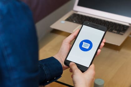 Algunos solicitantes de inmigración dependen de los mensajes de texto del Uscis para recibir actualizaciones de sus casos