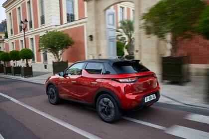 Disponible en siete colores, con opciones de combinaciones bicolores, el Nuevo DS3 se presenta como un vehículo que equilibra diseño, innovación y exclusividad.