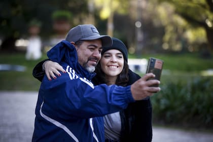 Dispuesta y amorosa, la actriz no duda en responder cada saludo y el pedido de una fotografía que inmortalice el momento