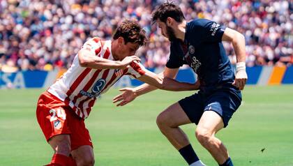 Disputa de balón en el partido de Atlético de Madrid vs PSG Foto: Instagram @psg