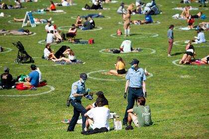 En Dolores Park, de San Francisco, Estados Unidos, se utilizó la misma técnica de los círculos pintados en el pasto para favorecer el distanciamiento social