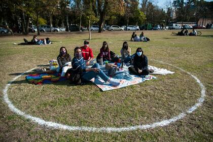 Al igual que en Rosario, en la Ciudad planean generar espacios en los parques y plazas para promover el distanciamiento social