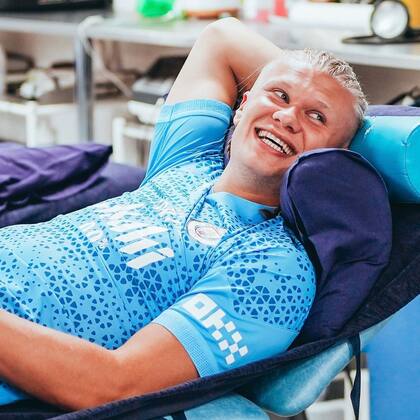 Distendido: Erling Haaland mantuvo un diálogo en inglés con Julián Álvarez