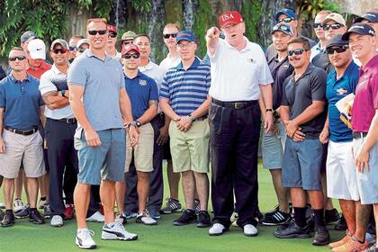 Distendido, Trump disfruta del golf en un club de su propiedad en West Palm Beach
