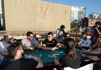 Distendido, Valenzuela participó de una competencia de poker