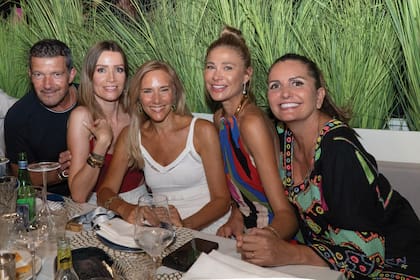 Distendidos en la noche previa a la Gala, Antonio Banderas, Nicole Kimpel, Marina Borenstein, Carla Pereyra y Sandra García-Sanjuán compartieron mesa.