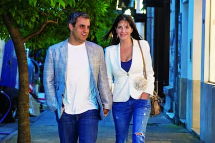 Distendidos y de la mano, caminan por Palermo Soho durante su última noche en Buenos Aires. Arriba: en 2015, Juan Pablo Montoya durante las 500 millas de Indianápolis, competencia que ganó en el año 2000.