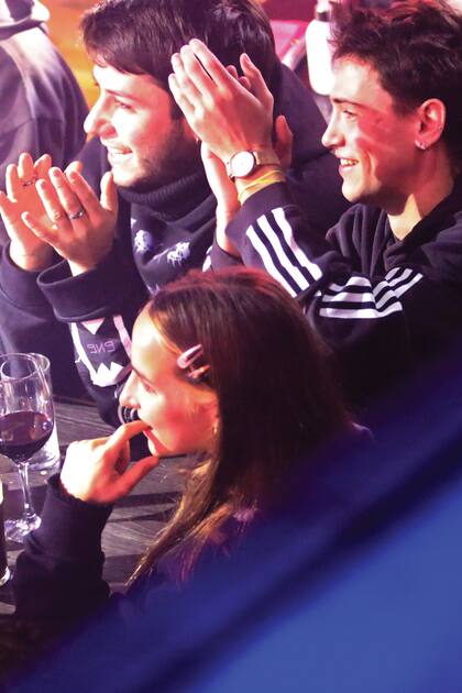 Distendidos y risueños, Ámbar, Ignacio y uno de sus amigos en Gorriti Art Center.