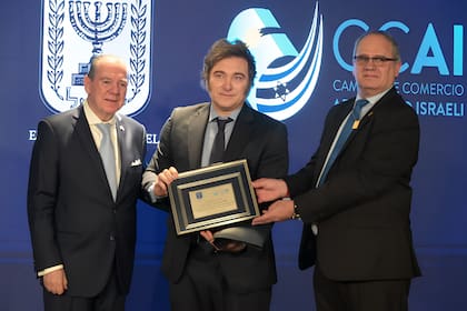 Eyal Sela, embajador de Israel, y Mario Montoto, presidente de la Cámara de Comercio Argentino Israelí, con el presidente Javier Milei