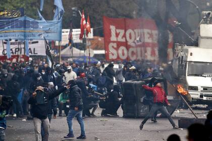 Distintas agrupaciones de izquierda y kirchneristas recrudecieron sus reclamos en la calle; tuvieron un rol protagónico en la marcha al Congreso durante la votación del presupuesto; repudian el acuerdo con el FMI y difunden duros mensajes contra el Gobierno en redes sociales