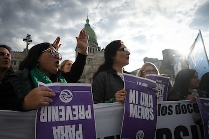 Distintas agrupaciones feministas y personas que llegaron espontáneamente se congregaron desde media tarde frente al Palacio Legislativo