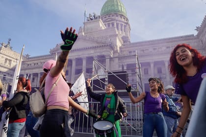 Distintas agrupaciones sociales se movilizan por "Ni una menos" a la Plaza de Mayo.