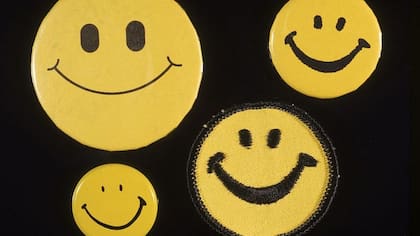 Distintas chapas de la carita feliz que circulaban en los años 70. La de abajo a la izquierda es muy similar al original de Harvey Ball