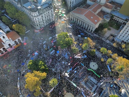 Distintas columnas llegaron a la plaza esta tarde, donde se realiza el acto central desde las 17