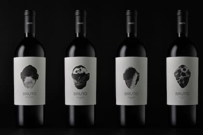 Distintas cosechas de Bruto, cada una con una versión distinta de su ilustración, creada por el artista Ángel Haro