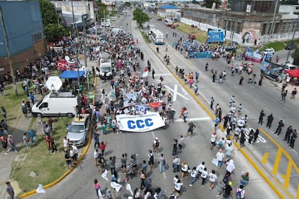 Distintas organizaciones sociales, con Luis D'Elía a la cabeza, cortan la ruta nacional N.º 3 a la altura de Isidro Casanova, en La Matanza