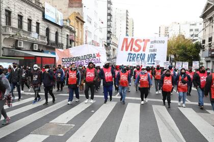 Distintas organizaciones sociales cortan los accesos a CABA y marchan al Ministerio de Desarrollo Social