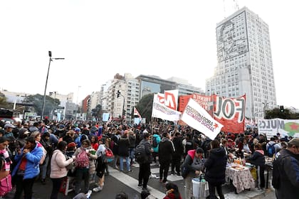 Distintas organizaciones sociales cortan los accesos a CABA y marchan al Ministerio de Desarrollo Social