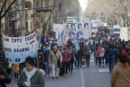 Las organizaciones sociales se movilizan en el centro porteño para reclamar la sanción de la emergencia alimentaria