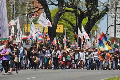 Distintas organizaciones sociales marchan por el centro porteño