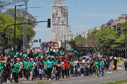 Distintas organizaciones sociales marchan por el centro porteño