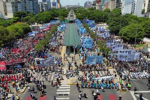 Distintas organizaciones sociales marchan por la 9 de Julio
