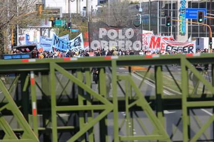 Distintas organizaciones sociales marchas en la zona de Puente Pueyrredón