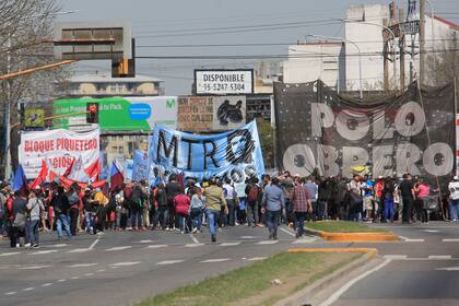 Distintas organizaciones sociales marchas en la zona de Puente Pueyrredón