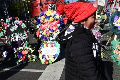 Distintas organizaciones sociales opositoras al Gobierno nacional se concentraban en la esquina de avenida de Mayo y Bernardo de Irigoyen, para marchar luego a Plaza de Mayo, donde reclamarán un aumento del Salario Mínimo, Vital y Móvil