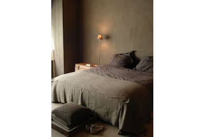 Distintas texturas y cambios sutiles de tonalidad para generar volumen y textura en este cuarto íntegramente chocolate