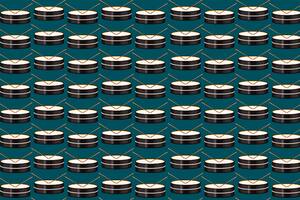 Distribuidos sobre un fondo verde, todos los instrumentos parecen iguales pero un par no tiene las baquetas para su ejecución