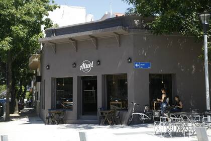 Cafeterías y mesitas en la calle, una imagen que se volvió frecuente en el barrio