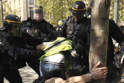 Disturbios durante la manifestación de los "chalecos amarillos en Francia"