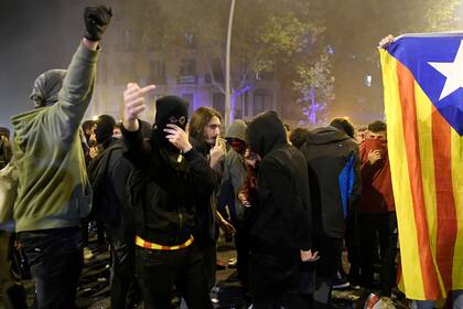 Los manifestantes celebran la retirada de la policía