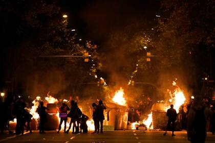 Fuego en una barricada para enfrentar a la policía