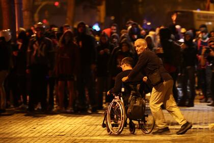 Gente común escapa de la violencia