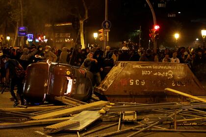 Un volquete y un canasto de basura, como barricada contra la policía