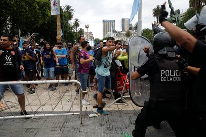 Disturbios en Plaza Mayo , durante el velorio de Maradona.