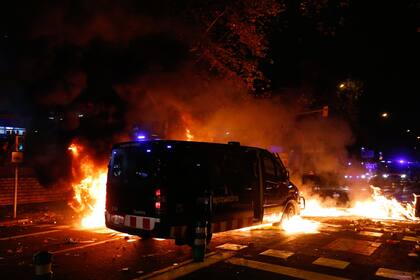 Disturbios y fogatas en las adyacencias del Camp Nou