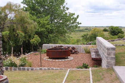 Diversas materialidades logran explotar el paisaje para armar un fogonero, en un sector reparado, donde disfrutar del paisaje es imperativo.