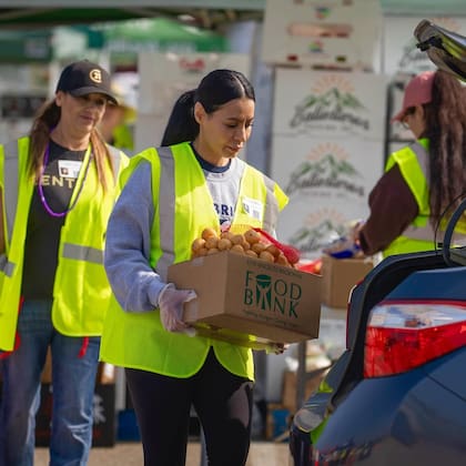 Diversas organizaciones como Food Bank regalan comida cada mes en Los Ángeles (Instagram @countyofla)