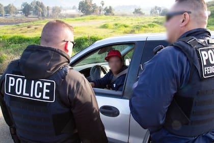 Diversas organizaciones han explicado los derechos y pasos a seguir cuando el ICE hace una detención en una parada de tráfico