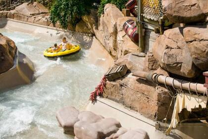 Diversión familiar en el parque acuático Typhoon Lagoon