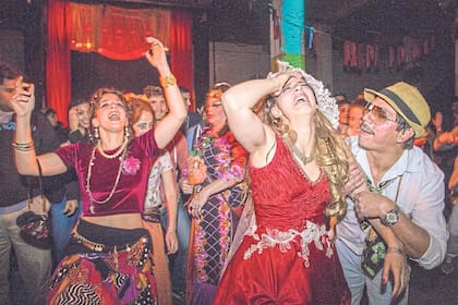 Diversión participativa en Rrom, un casamiento gitano, los miércoles en la Ciudad Cultural Konex