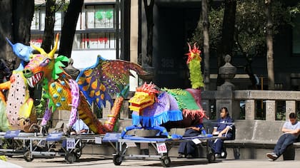 Diversos artesanos suelen participar de los desfiles de alebrijes durante estas fechas y crean esculturas de gran tamaño