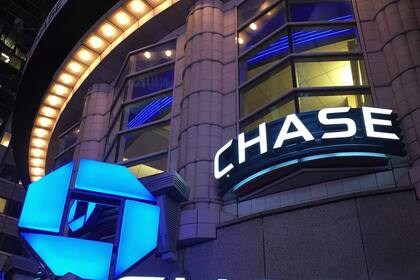 Diversos videos en línea mostraban a personas que retiraron efectivo de un cajero automático después de depositar un cheque