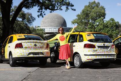 Divertida, con los taxis “agathizados” y el
Planetario como telón de fondo. Ruiz de la Prada se sumó a la acción organizada por la Ciudad de Buenos Aires en la que un grupo de
artistas plásticos recrean diseños sobre los autos.