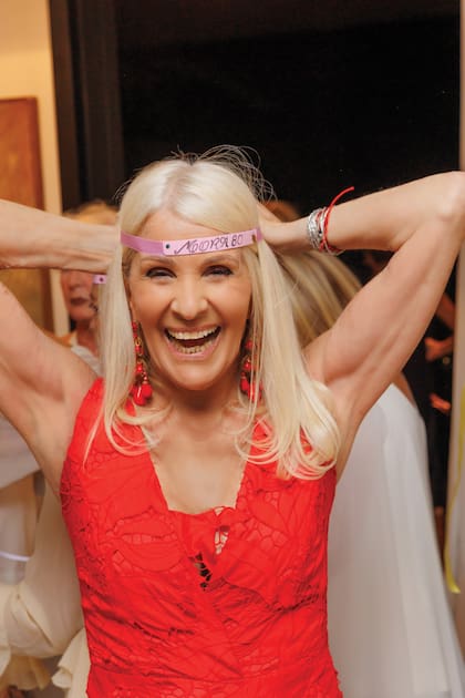 Divertida, Evelyn se pone una vincha con la leyenda “Mora 80”